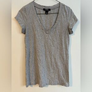 Classic Gray fitted short-sleeve casual V-neck t-shirt Size Large